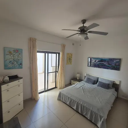 Antida Holiday Apartment דירה *