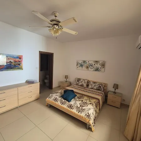 Antida Holiday Apartment דירה *
